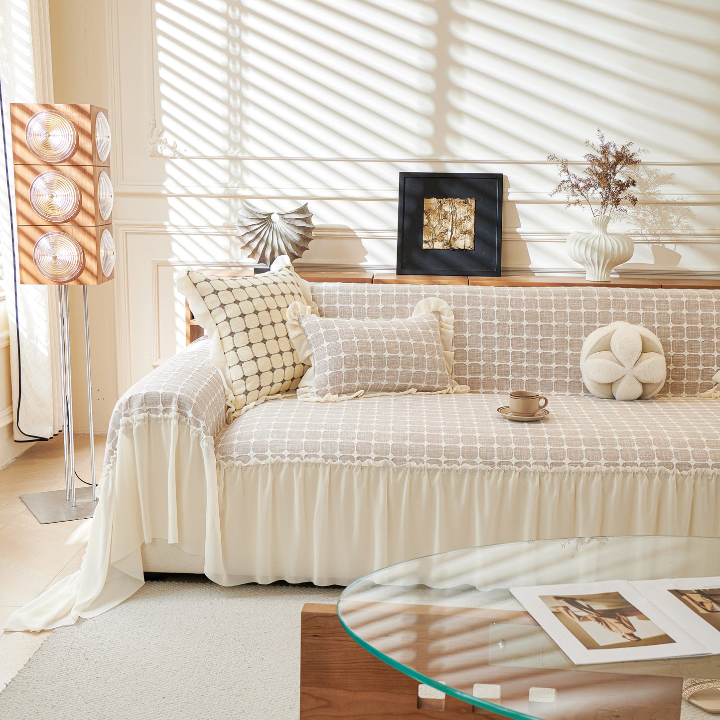 Gitterstrukturiertes Sofabezug mit transparenter Rüsche, haustierfreundlicher Sofawurfüberzug