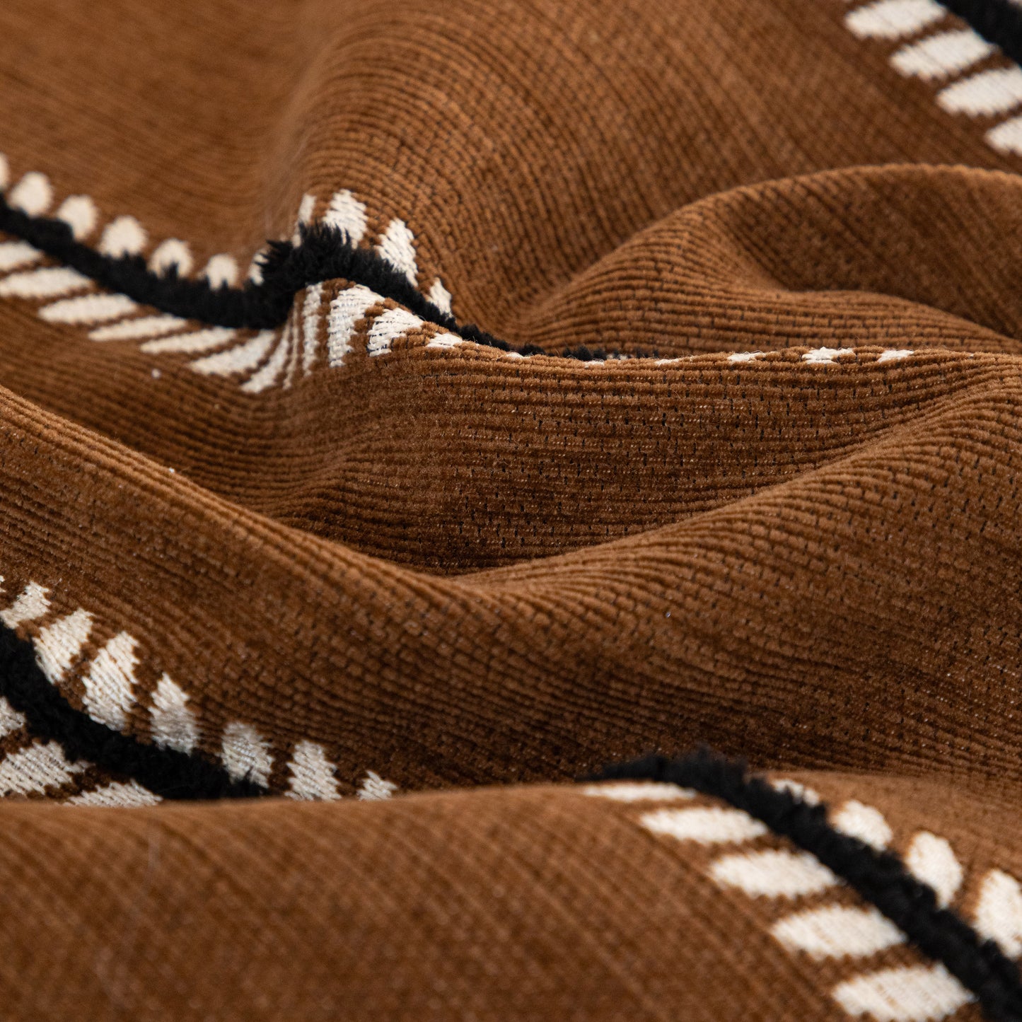 Blätterstreifen-Sofabezug mit schwarzem transparenter Rock, Boho weicher Couchbezug für Haustiere