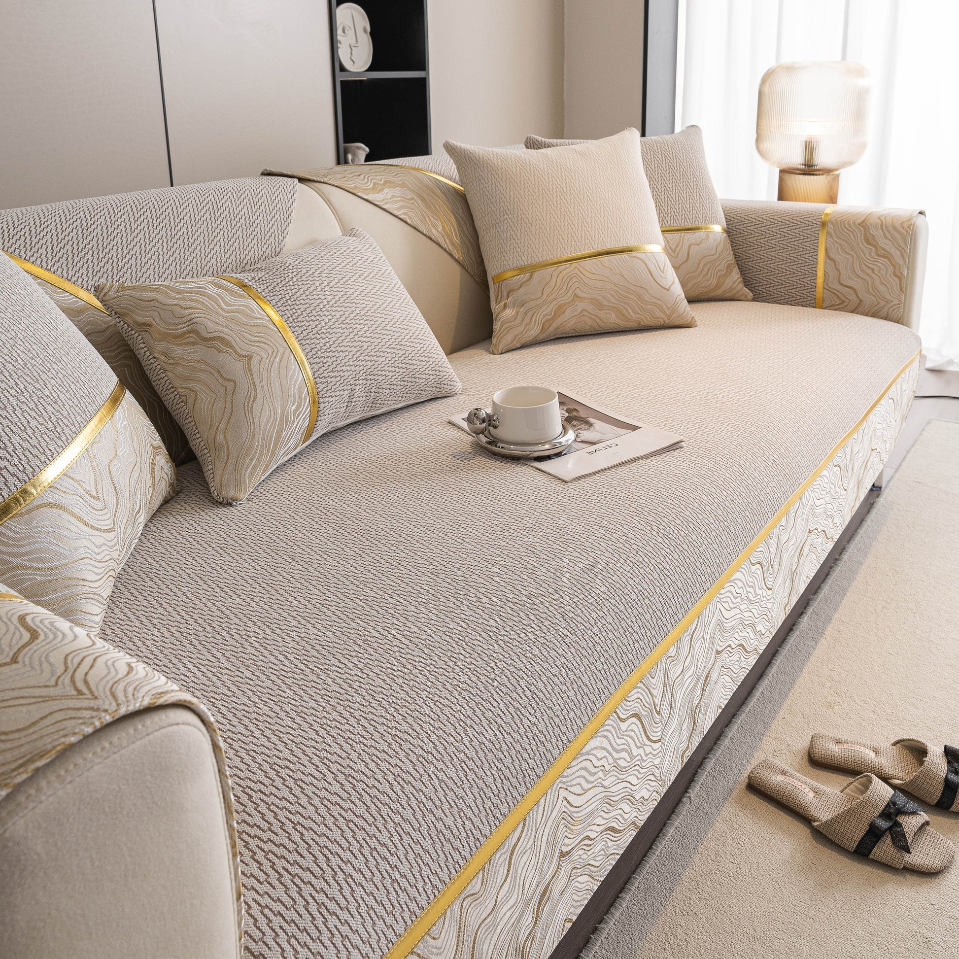 Rutschfeste Couchdecke mit goldener Borte, Sofaüberwurf für Ecksofa un – Slipcover KAS™