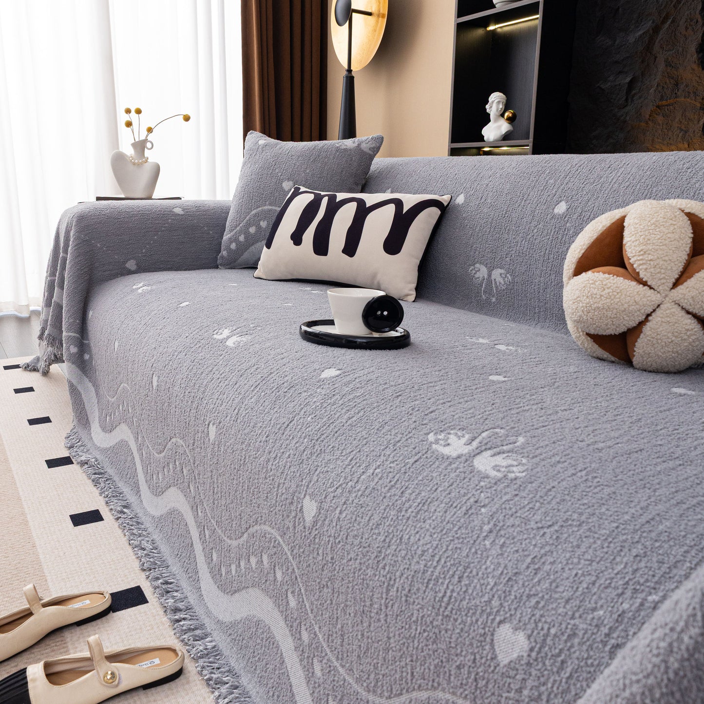 Luxurious Jacquard Couch Cover, Snag-Resistant Pet Friendly Couch Throw with Fringe