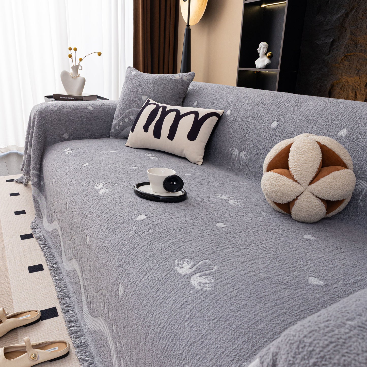 Luxurious Jacquard Couch Cover, Snag-Resistant Pet Friendly Couch Throw with Fringe