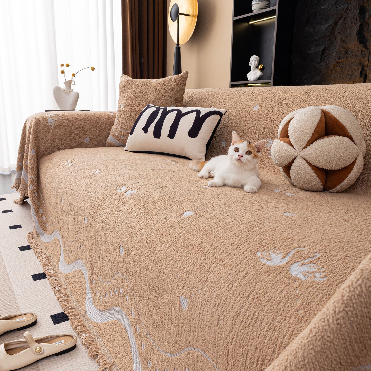 Luxurious Jacquard Couch Cover, Snag-Resistant Pet Friendly Couch Throw with Fringe