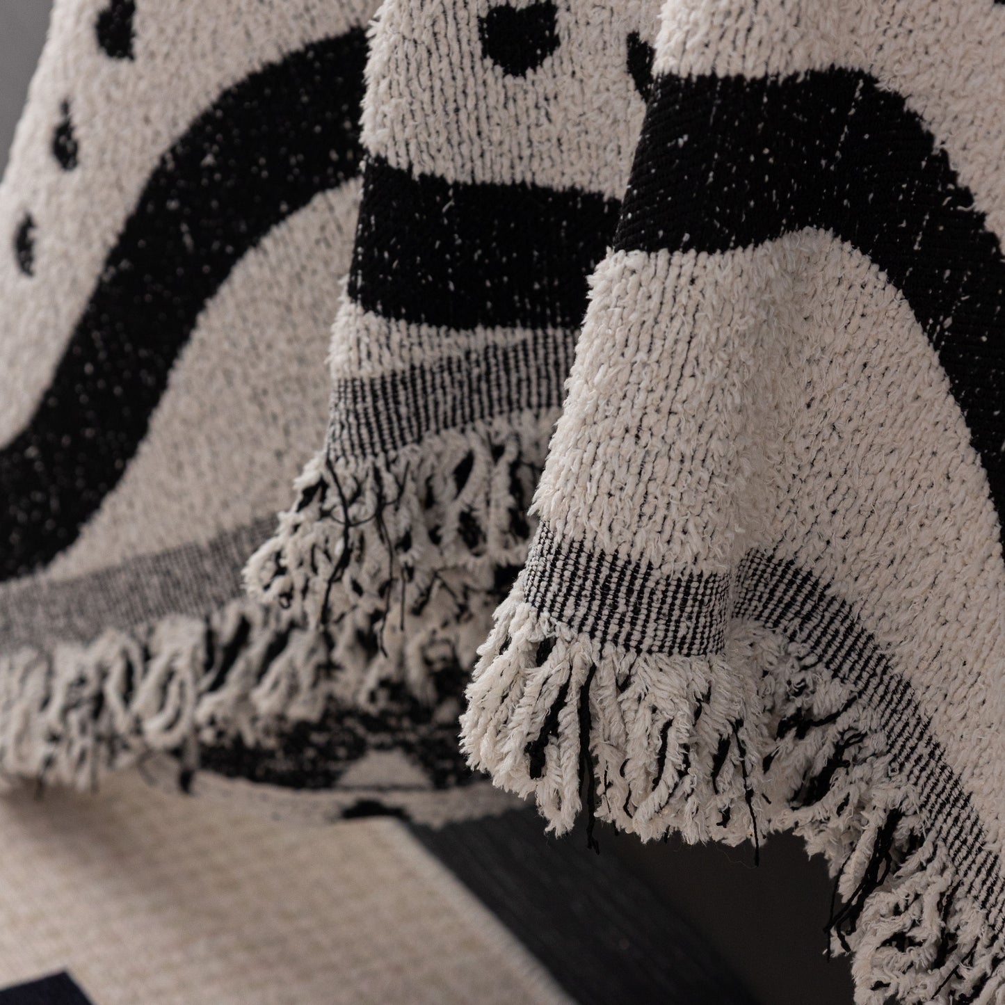 Luxurious Jacquard Couch Cover, Snag-Resistant Pet Friendly Couch Throw with Fringe