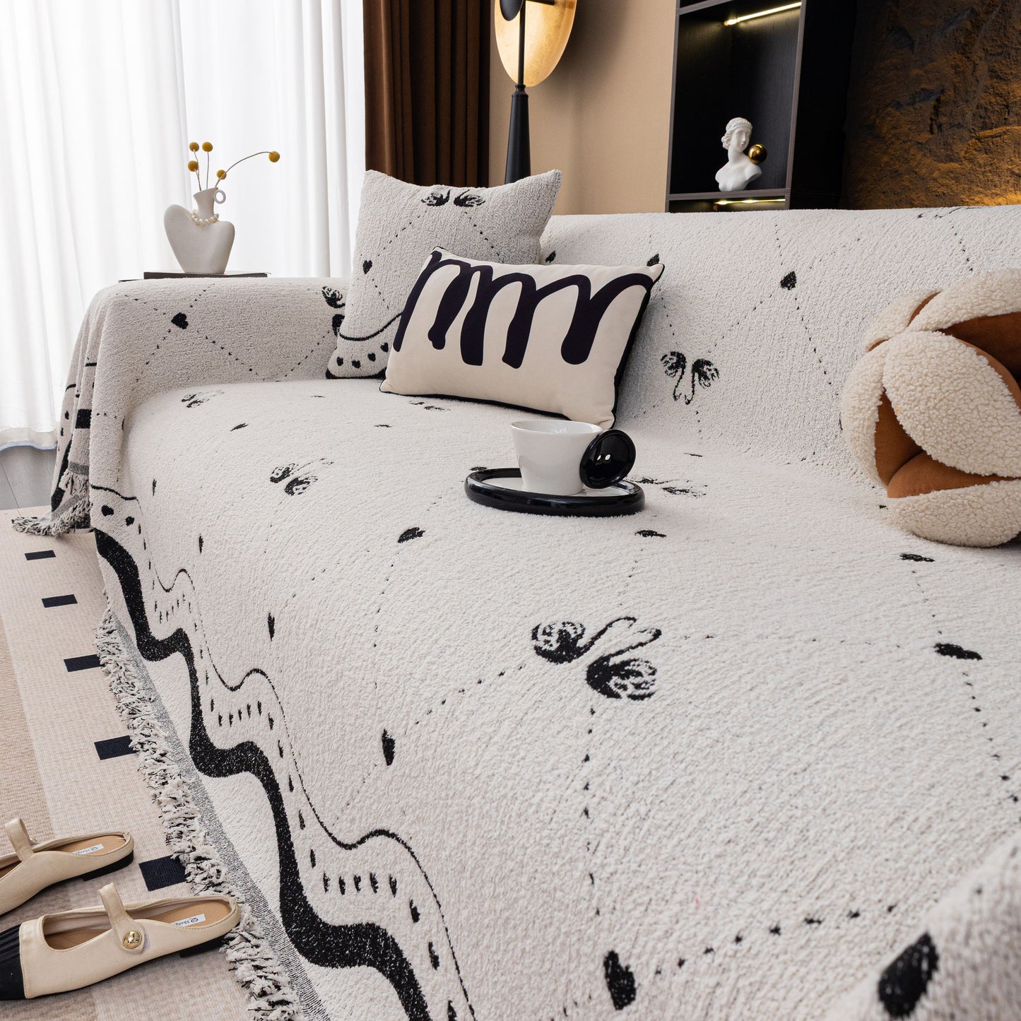 Luxurious Jacquard Couch Cover, Snag-Resistant Pet Friendly Couch Throw with Fringe