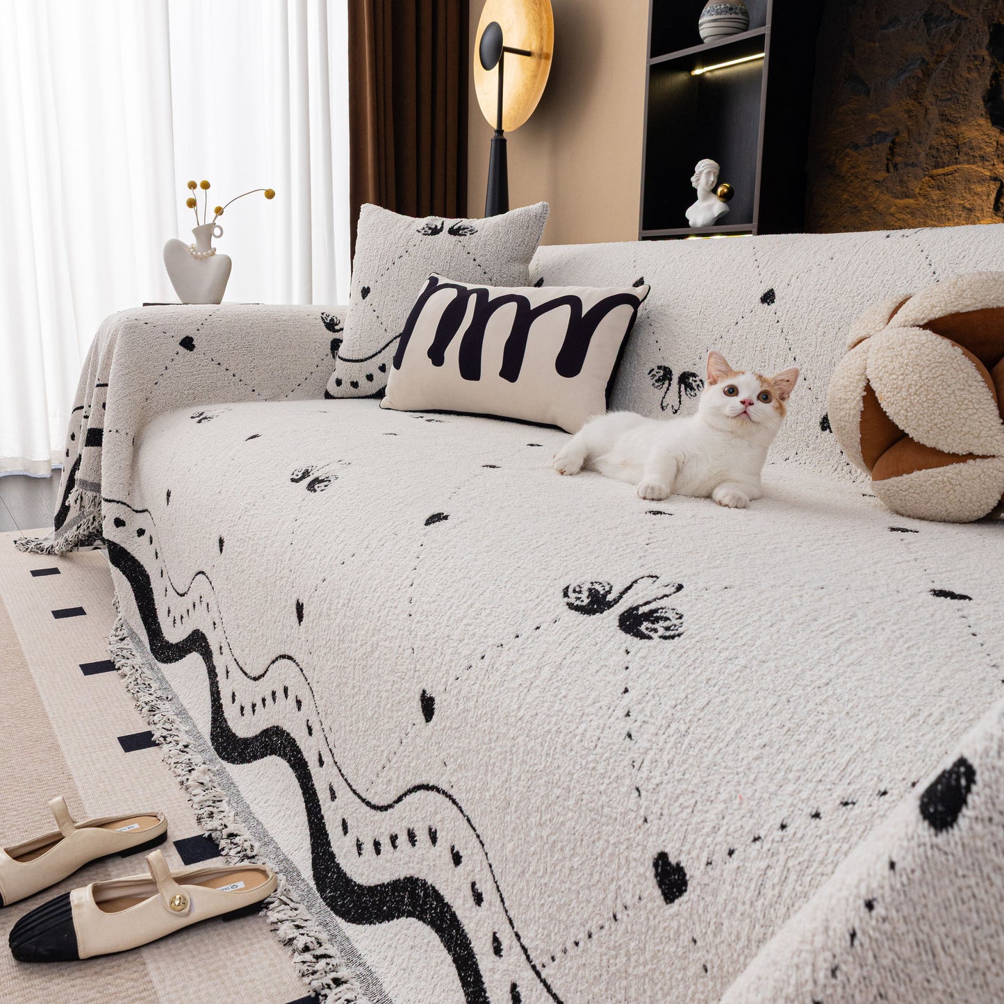 Luxurious Jacquard Couch Cover, Snag-Resistant Pet Friendly Couch Throw with Fringe