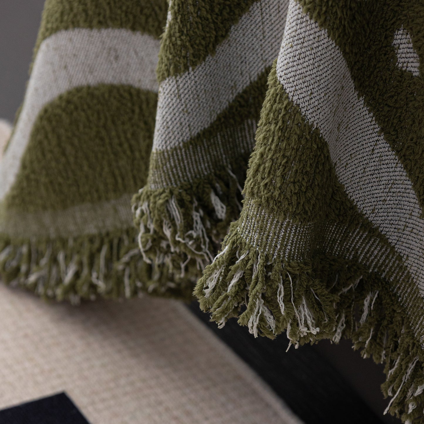 Luxurious Jacquard Couch Cover, Snag-Resistant Pet Friendly Couch Throw with Fringe