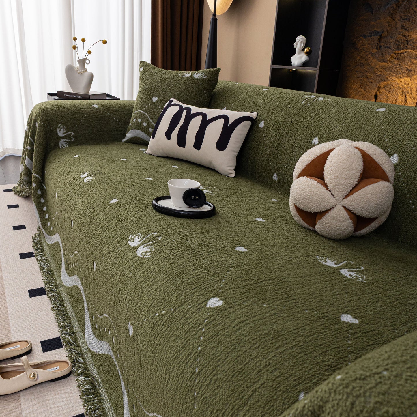 Luxurious Jacquard Couch Cover, Snag-Resistant Pet Friendly Couch Throw with Fringe