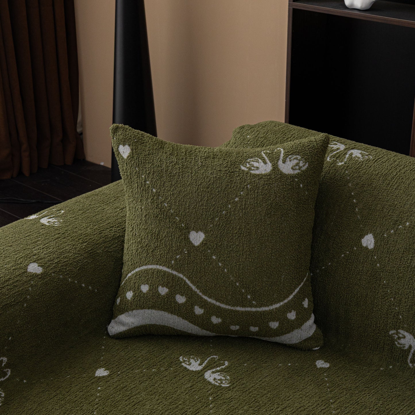 Luxurious Jacquard Couch Cover, Snag-Resistant Pet Friendly Couch Throw with Fringe